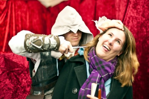 Mit sichtlich starken Schmerzen stirbt Sarah K. in den Händen des Titelhelden Ezio Auditore de Firenze Mit sichtlich starken Schmerzen stirbt Sarah K. in den Händen des Titelhelden Ezio Auditore de Firenze.